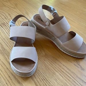 NWOT Women’s sandals Size 9